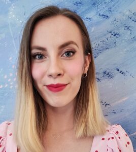 Suvi Pättikangas on hymyilä naisoletettu henkilö, jolla on kapeat kasvot. Suvilla on latvastaan vaaleammat pitkät hiukset, tummat silmät ja kulmakarvaat sekä punatut huulet.