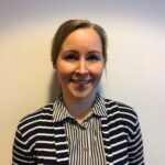 Vaalea, pitkähiuksinen naisoletettu. Laura hymyilee ja hänellä on yllään vaakaraitainen musta-valkoinen neule ja sen alla pystyraitainen musta-valkoinen paitapusero