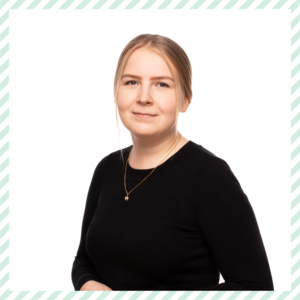 Nyyti ry:n puheejohtaja Miisa Tervalalla on vaalean ruskeat pitkä hiukset, jotka on kiinnitetty pään taakse. Miisa on piirteiltään vaalea ja hän hymyilee kuvassa. Hänellä on yllään musta pitkähihainen pusero ja kaulassaan riipus, joka on kultainen Camee-koru.