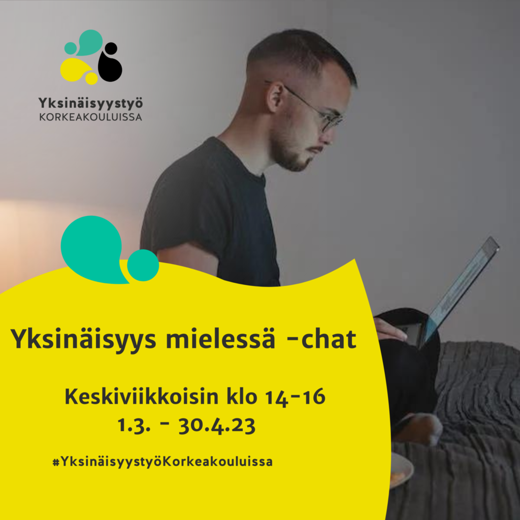 Lyhythiuksinen, mustaan t-paitaan pukeutunut miesoletettu henkilö istuu risti-istunnassa sängyllä läppäri sylissään. Keltaisessa pisaran muotoisessa laatikossa kerrottu yksinäisyys mielessä -chatin aukioloajat.