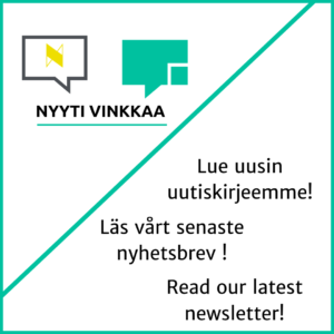 Vihreällä rajattu valkopohjainen neliö, joka on jaettu vinosti puoliksi vihreällä viivalla. Vasemmanpuolisessa puoliskossa kaksi suorakulmion mallista puhekuplaa vierekkäin. Puhekuplista vasemmanpuoleinen mustarajainen valkopohjainen. Puhekuplan sisällä keltainen N-kirjain. Oikeanpuolinen vihreällä täytetty. Puhekuplien alla teksti Nyyti vinkkaa. Oikeanpuoleisessa lohkossa tekstit: Lue uusin uutiskirjeemme! Läs vårt senaste nyhetsbrev! Read our latest newsletter!