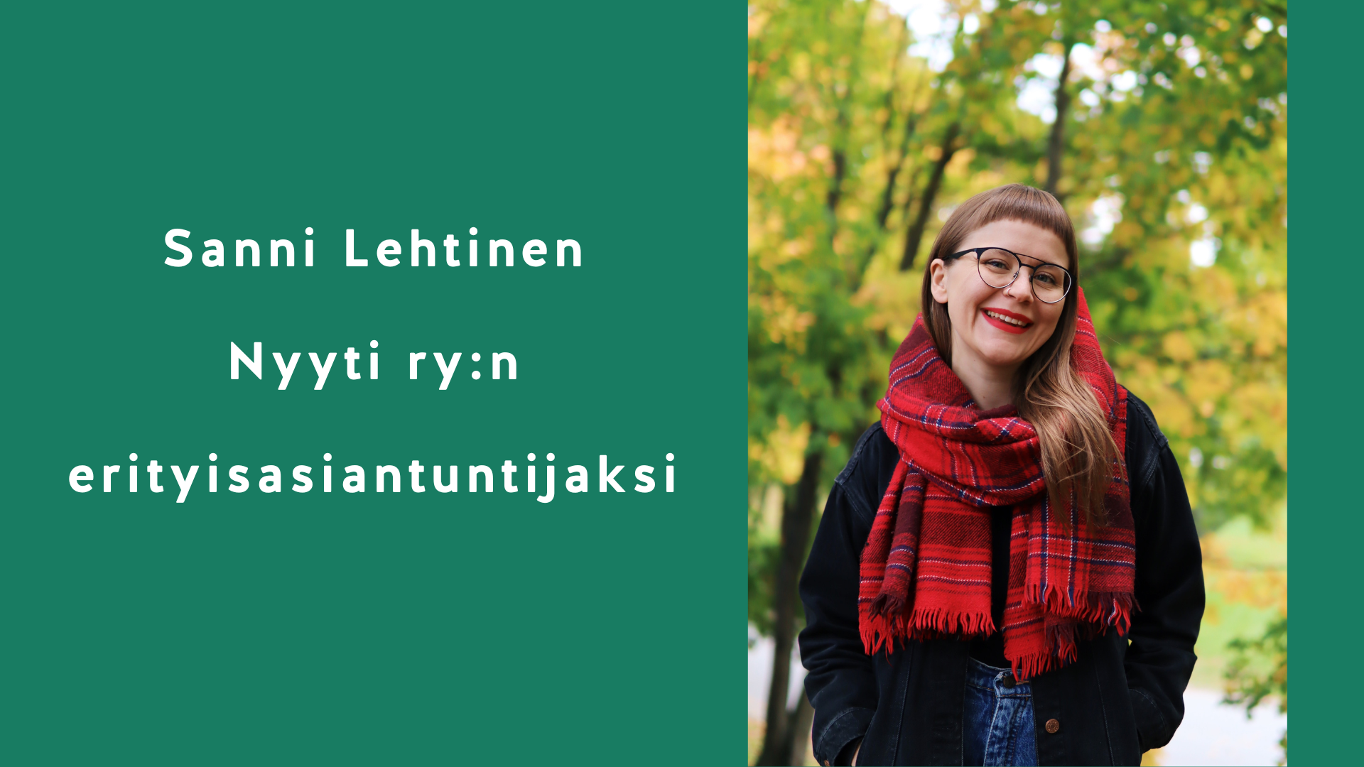 Suorakaiteen muotoisen vihreäpohjaisen kuvan vasemmassa laidassa teksti: Sanni Lehtinen Nyyti ry:n eirityisasiantuntijaksi. Oikeassa laidassa kuva Sannista, jolla on ruskea olkapäille ulottuvat hiukset ja lyhyt otsatukka, silmälasti ja iloiset kasvot.