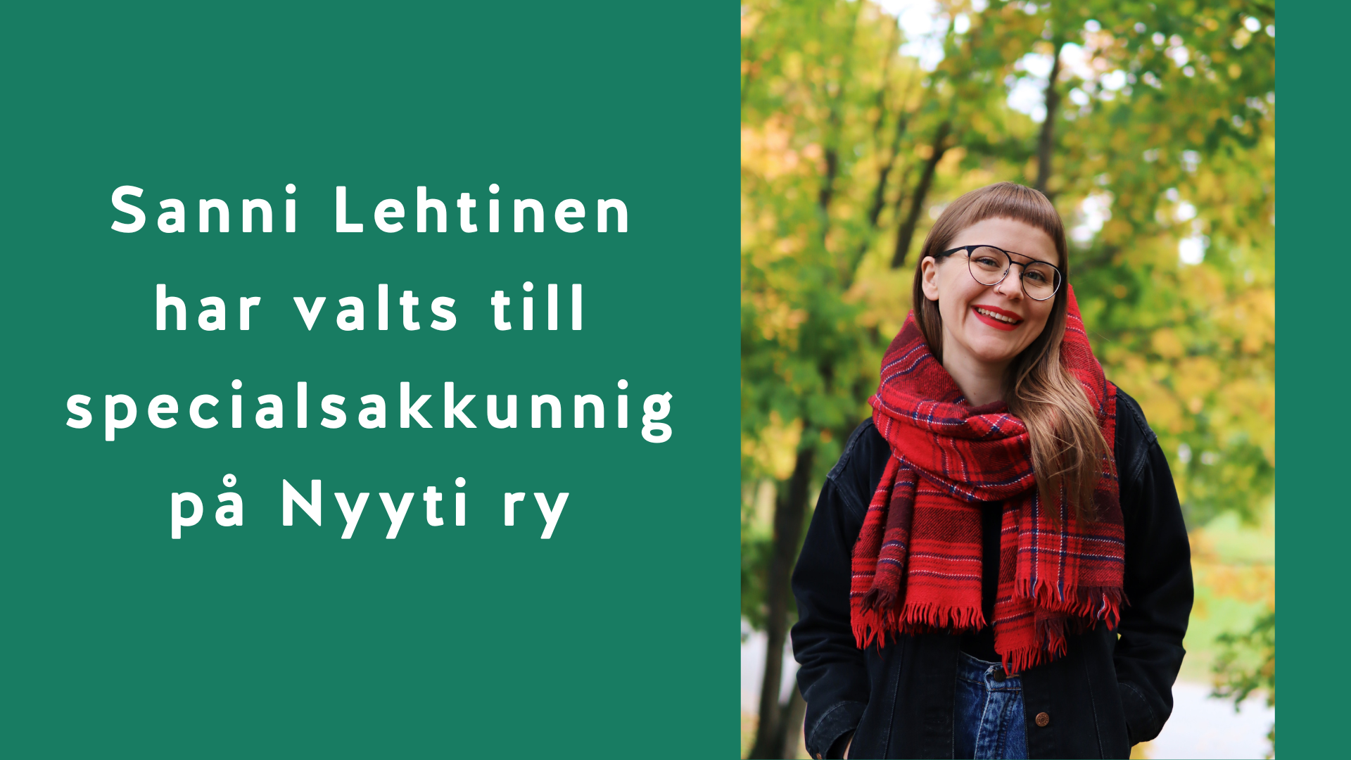 En rektangulär bild med grön bakgrund. På vänstra sidan står texten: Sanni Lehtinen har utsetts till senior sakkunnig vid Nyyti ry. På högra sidan finns ett foto på Sanni, som har brunt axellångt hår med kort lugg, glasögon och ett glatt ansiktsuttryck.